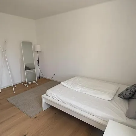 Fully Furnished 1 Bedroom In Apartment *